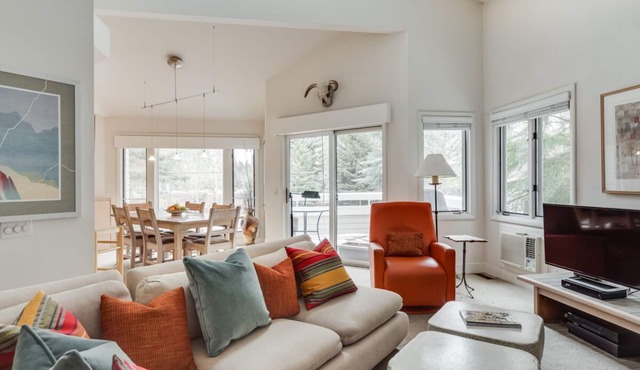 Bright Townhome with Mountain Views; Two Blocks to Ski Lift