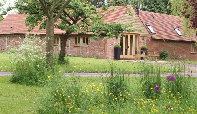 Bright two bed cottage in beautiful countryside with log burner.