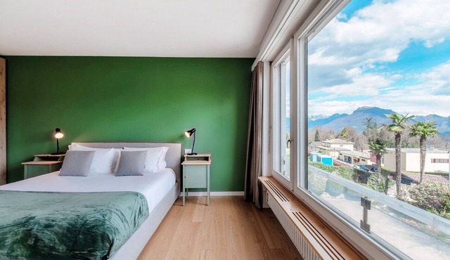 Bright two-room apartment surrounded by greenery (Luminosa Apartment)