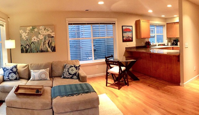 Bright University District 3 BR - Near Downtown & UW w/Parking - Pets Welcome