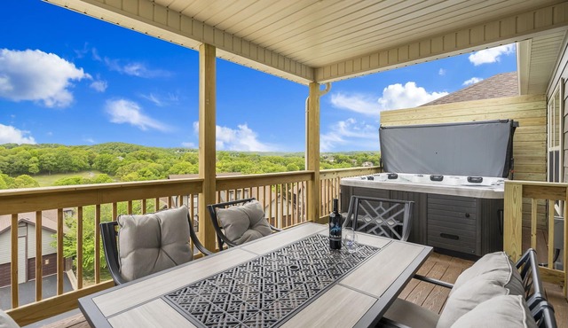 Bright Upgraded Decor with Hot Tub, Deck, Arcade, Free Tickets & Onsite Ledgestone Golf