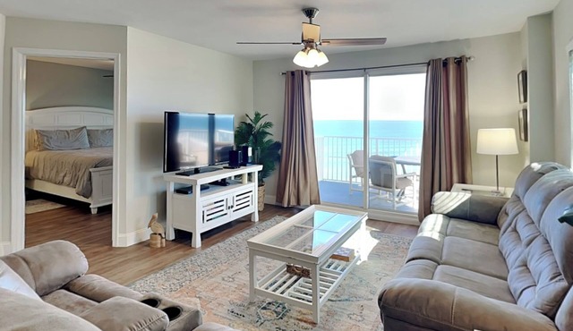 Bright, Upscale Oceanfront Condo w. Amazing Views, Pool