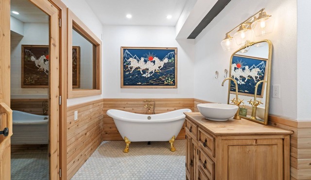 Bright, Uptown Apartment with Indoor Sauna