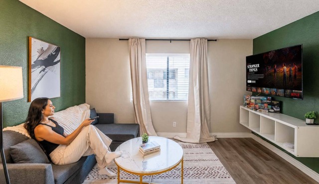Bright Urban Retreat | Balcony Gym Washer/Dryer