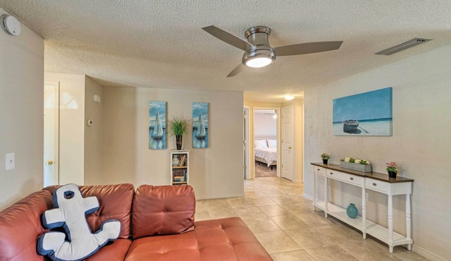 Bright Venice Home w/Yard < 4 Miles to Beach!