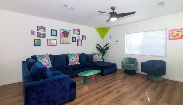Bright Vibes Home- Sleeps 8- 1 block to University- Pacman, BBQ, Indoor Gym