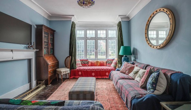 Bright Victorian family house with garden, 3 mins to Tube