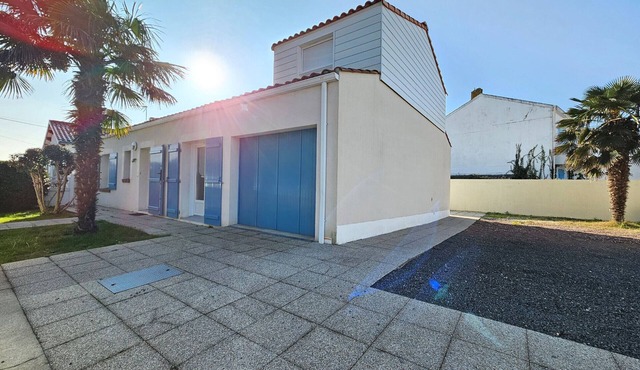 Bright villa for 6, near beach and shops