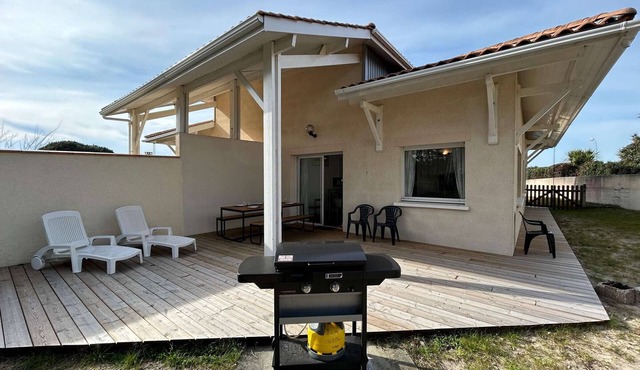 Bright villa near the beach for 8 people