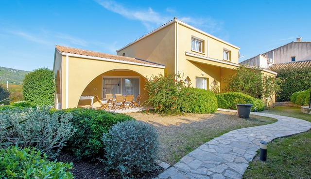 Bright villa in an authentic Occitan winegrowers' village - mountain view