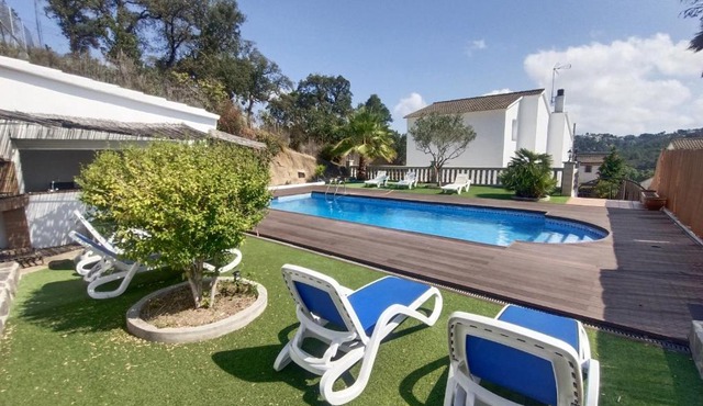Bright Villa in Vidreres with Private Pool and Jacuzzi