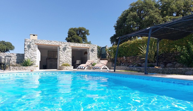 -Bright villa, pool, air conditioning, near St-Florent- sleeps 6