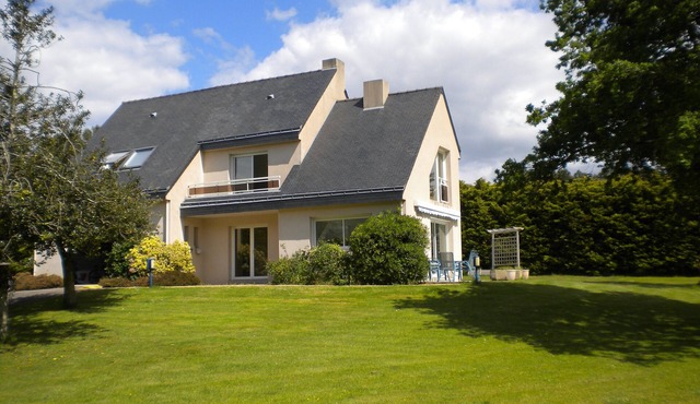 Bright villa set in 3000 m2 of wooded grounds 300 metres from the beach