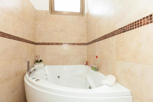 Bright Villa with Balcony and Jacuzzi, Milan Area