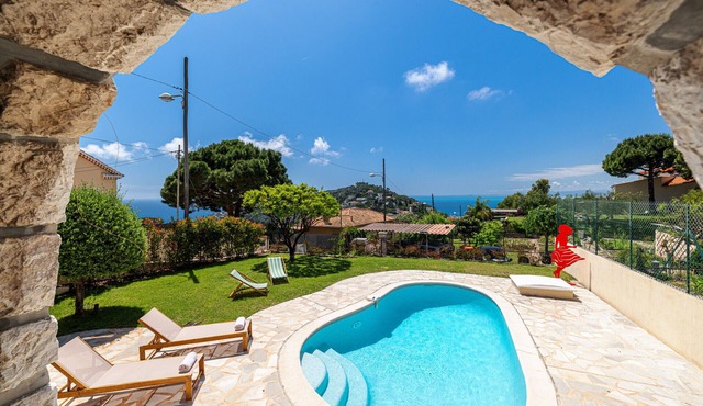 Bright villa with sea view and swimming pool