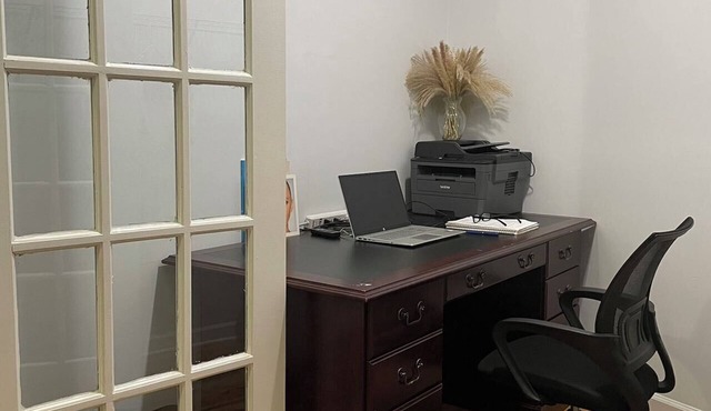 Bright Vintage U of C Center Condo with WiFi, AC in enjoyable Chicago