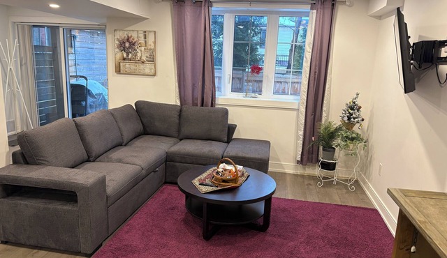 Bright Walkout Studio – Sleeps 4 | Backyard Access