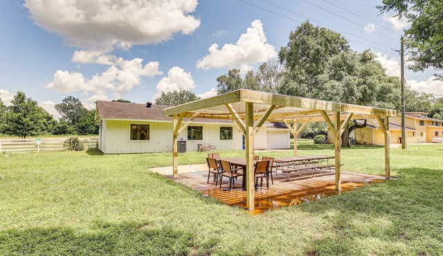 Bright Wallis Cottage w/Pergola & Grill!