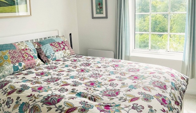 Bright, warm cottage -superb views, private garden