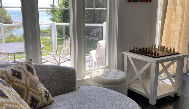 Bright waterfront home, 20 minutes to Acadia. Hot tub