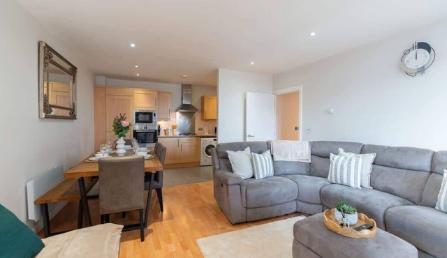 Bright Watford Home | Balcony + Parking Included