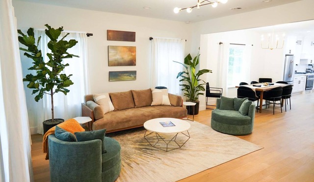 Bright & Welcoming home to stay and play!