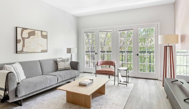 Bright Westwood 2BR nr Westwood Village, by Blueground