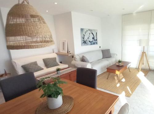 Bright with pool near the beach and Barcelona by train