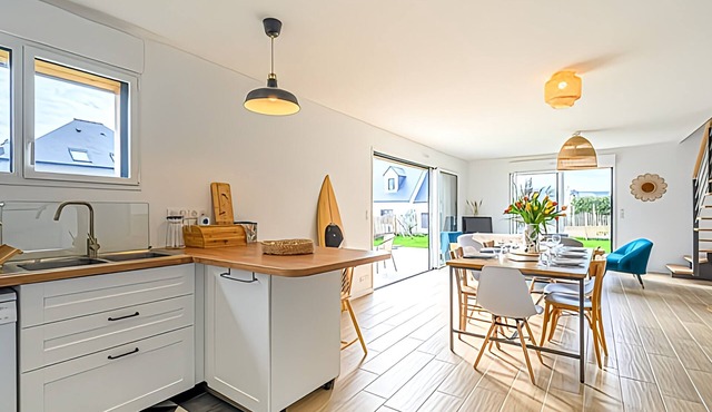 Bright wooden house, 4 bedrooms, sleeps 10, 5 mins from beaches and shops