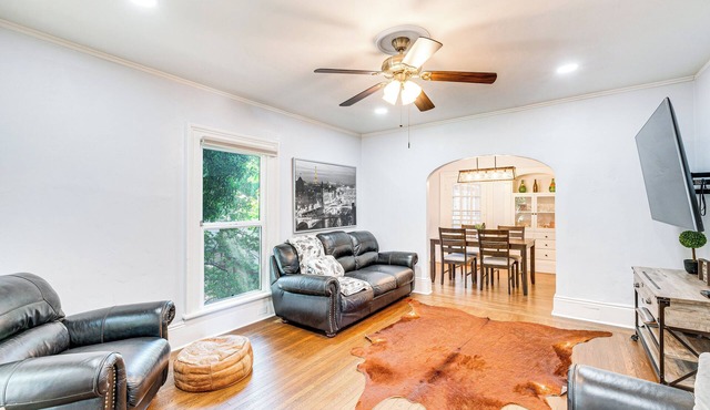 Bright Woodland Apartment: Walk to Main Street