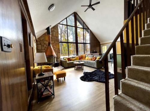 Bright Woodland Chalet with Hot Tub & Fireplace Near Berkeley Springs, Hedgesville, WV