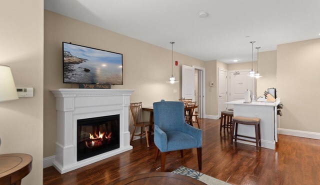 Bright York Beach Studio Condo | Full Kitchen, Fireplace & Ocean View