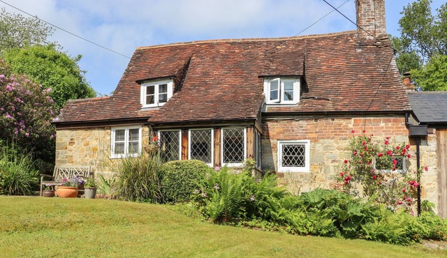 BRIGHTLING COTTAGE, pet friendly in Netherfield, East Sussex