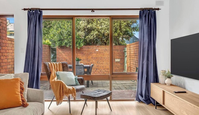 Brightly Beachside Where Jetty Rd meets the Ocean