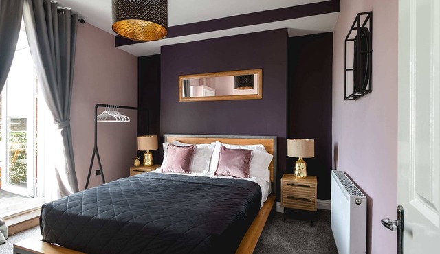 Brighton 3BR Sleeps 10 | Balcony, Beach & Parking