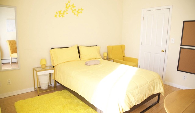 Brighton Apartment -With Balcony-5min to Beach-Separate Entrance