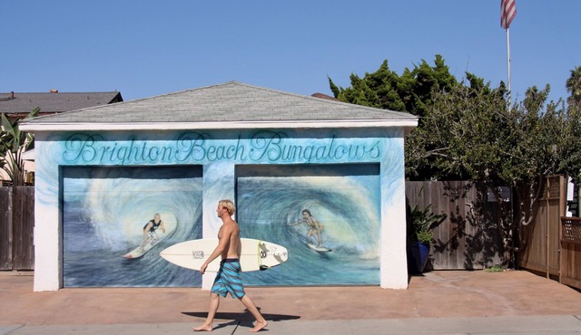 Brighton Beach Bungalow, 100 Feet to the Sand, Close to Fishing Pier, AC