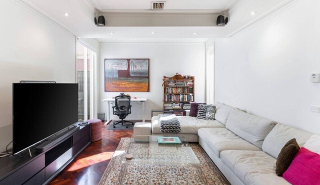 Brighton Chic: 2BR Townhouse Near Beach & Train