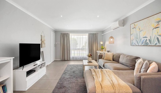 Brighton Escape Seaside Living near Dining and Jetty