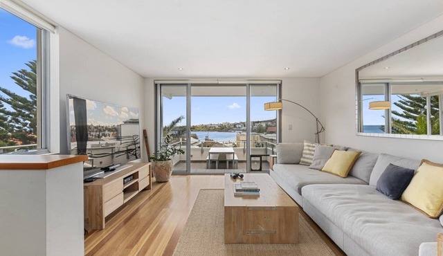 Brighton Penthouse + 3 Bdrms + AC+ Parking + Beachview