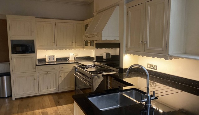 BRIGHTON townhouse *FREE ALLOCATED PARKING FOR 3 CARS*