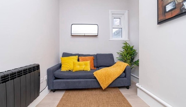 Brighton train station 3 Bedroom Flat BN116ALON