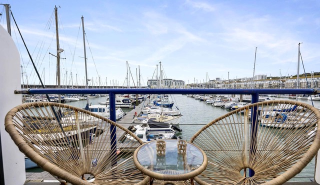 Brighton Water Cabin Free Parking|By My Getaway