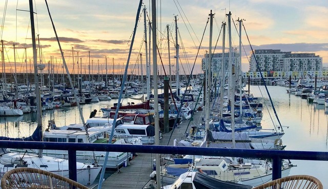Brighton Water Cabin with Free Parking