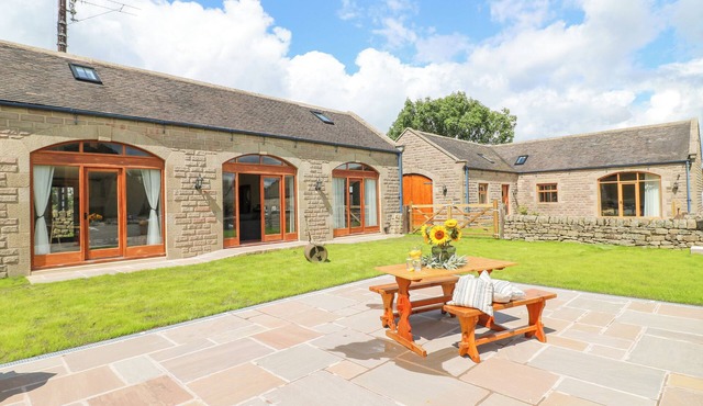 BRIGHTSIDE, family friendly, character holiday cottage in Birchover