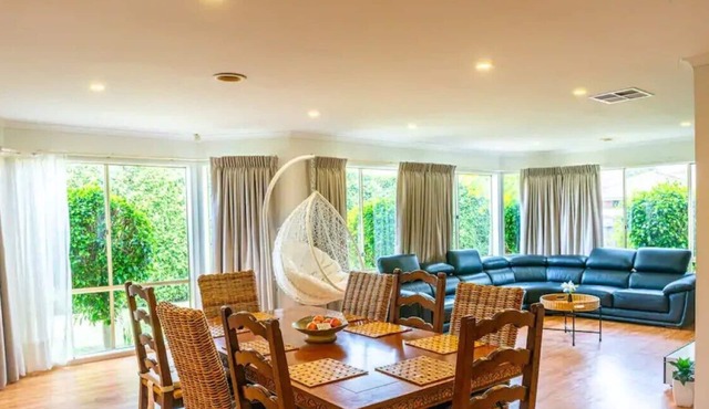 Brightside Spacious Family Home with Theatre Room Near Airport