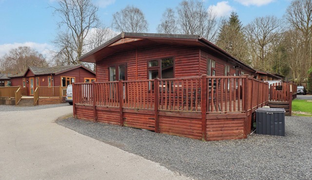 BRIGHTWATER LODGE, pet friendly, with hot tub in Windermere