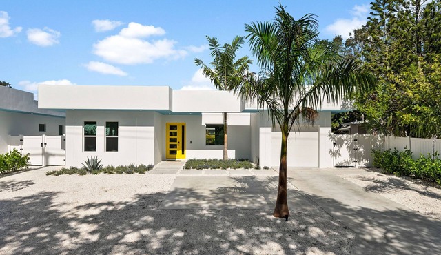 "Brillant Sunshine" SARASOTA. Luxury POOL home built in 2023. Up to 18 guests