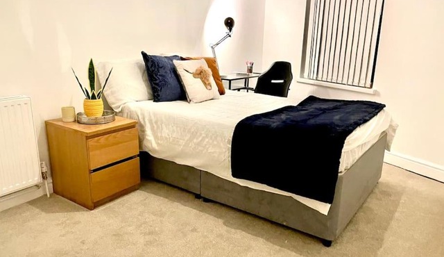 Brilliant 12 person apartment with free parking and Sefton Park!