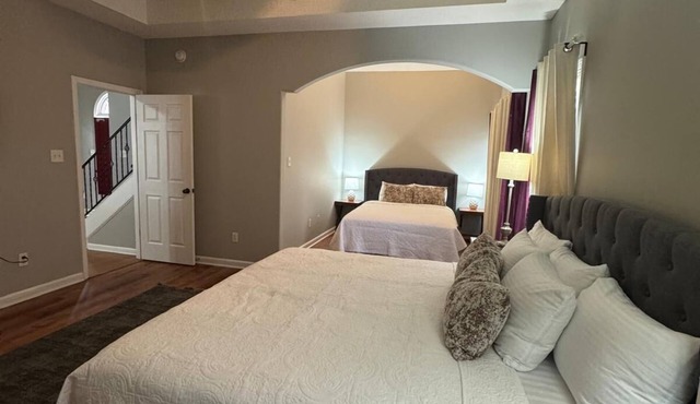 Brilliant 5-Bedroom Home in a Quiet Neighborhood-Near Stateline, Essentials.